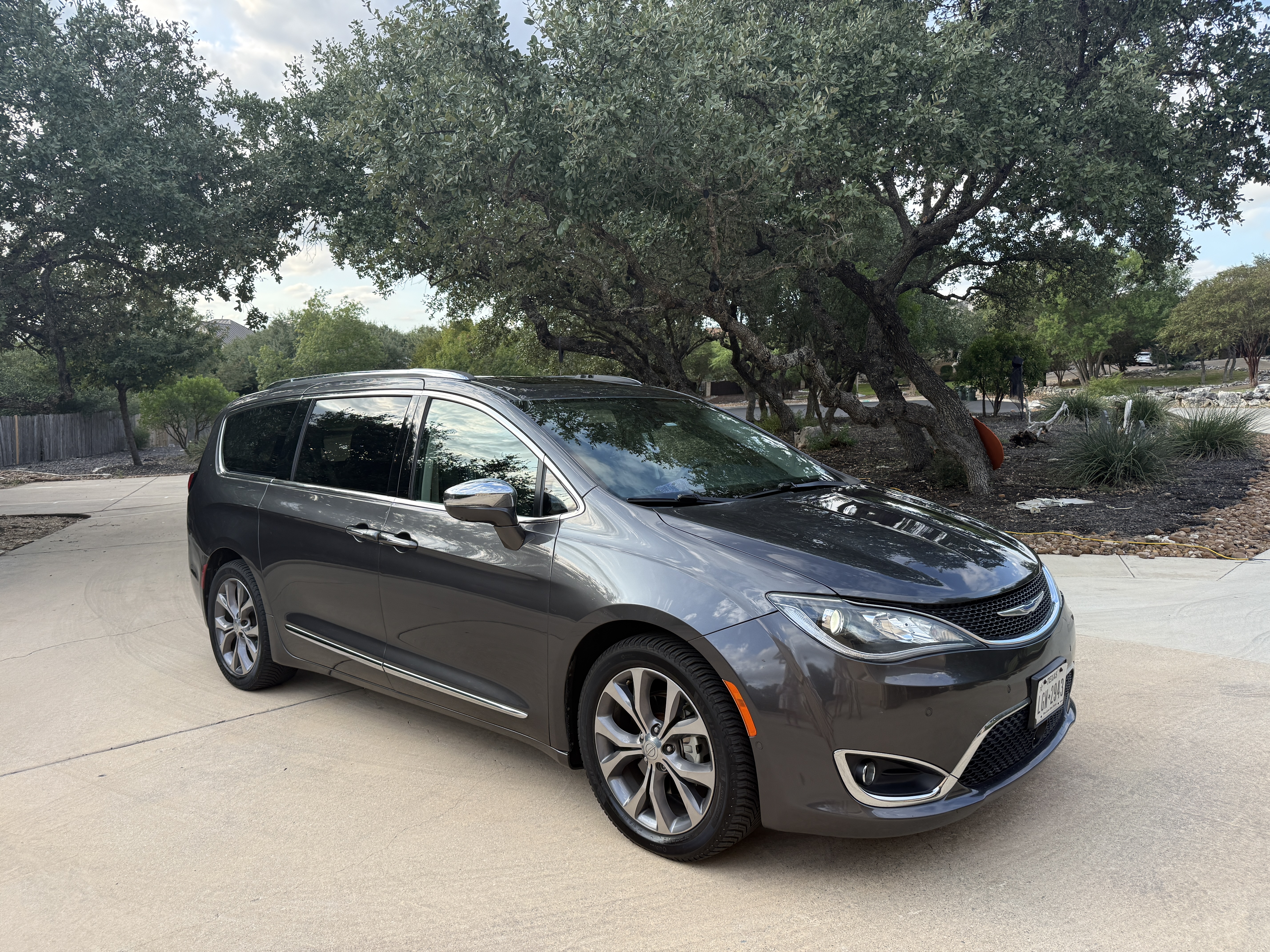 Used 2018 Chrysler Pacifica Limited w/ Tire & Wheel Group FWD image 1