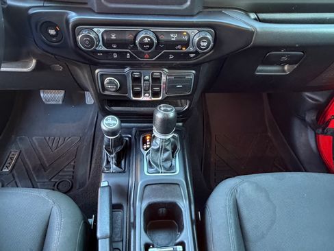 Used 2020 Jeep Wrangler Unlimited Sahara image 11