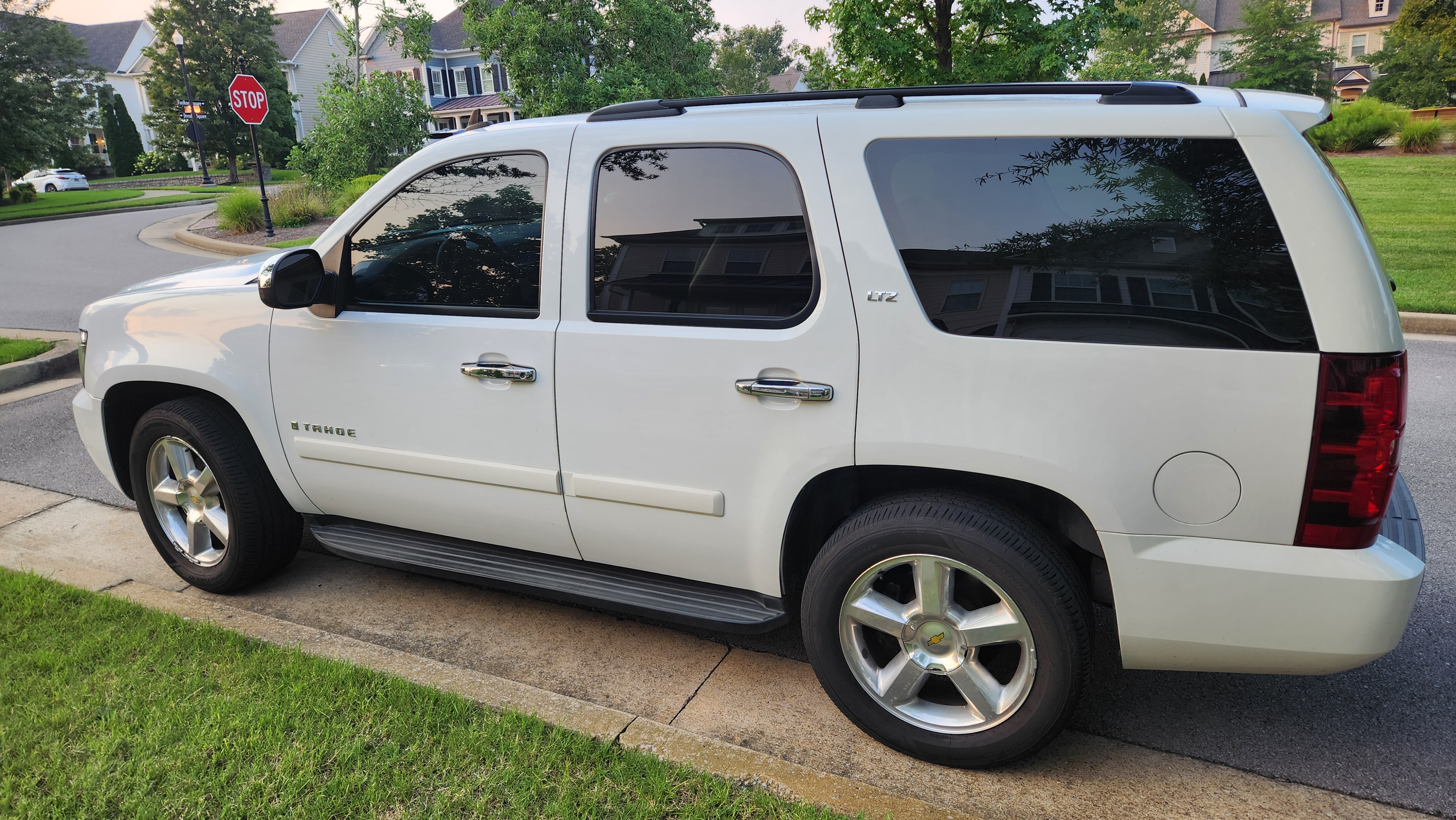 Used 2008 Chevrolet Tahoe LTZ w/ LTZ Preferred Equipment Group RWD image 4