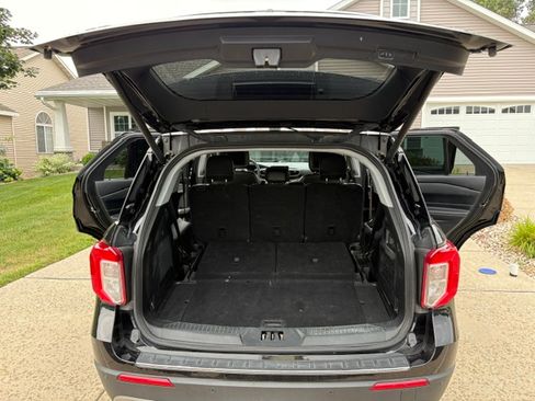 Used 2021 Ford Explorer Limited w/ Equipment Group 301A AWD/4WD image 8
