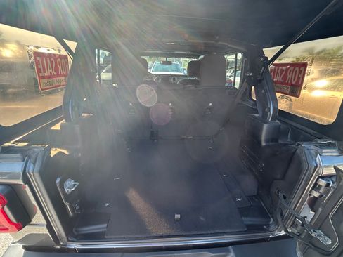 Used 2018 Jeep Wrangler Unlimited Sahara image 15