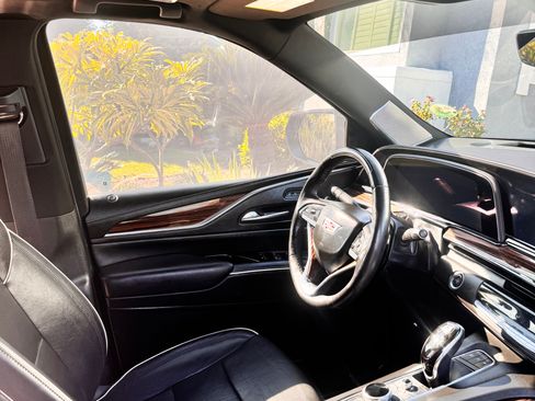 Used 2022 Cadillac Escalade Premium Luxury w/ Performance Package image 12