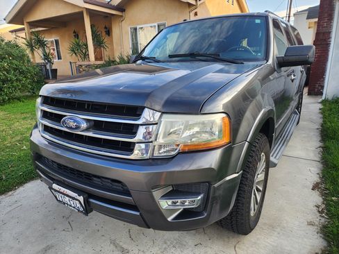 Used 2016 Ford Expedition EL XLT image 2