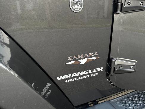 Used 2017 Jeep Wrangler Unlimited Sahara w/ Connectivity Group image 11