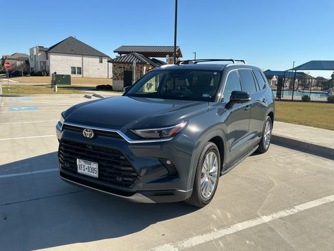Used 2025 Toyota Grand Highlander AWD image 2