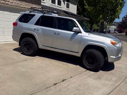 Used 2011 Toyota 4Runner SR5 w/ Convenience Pkg AWD/4WD image 4