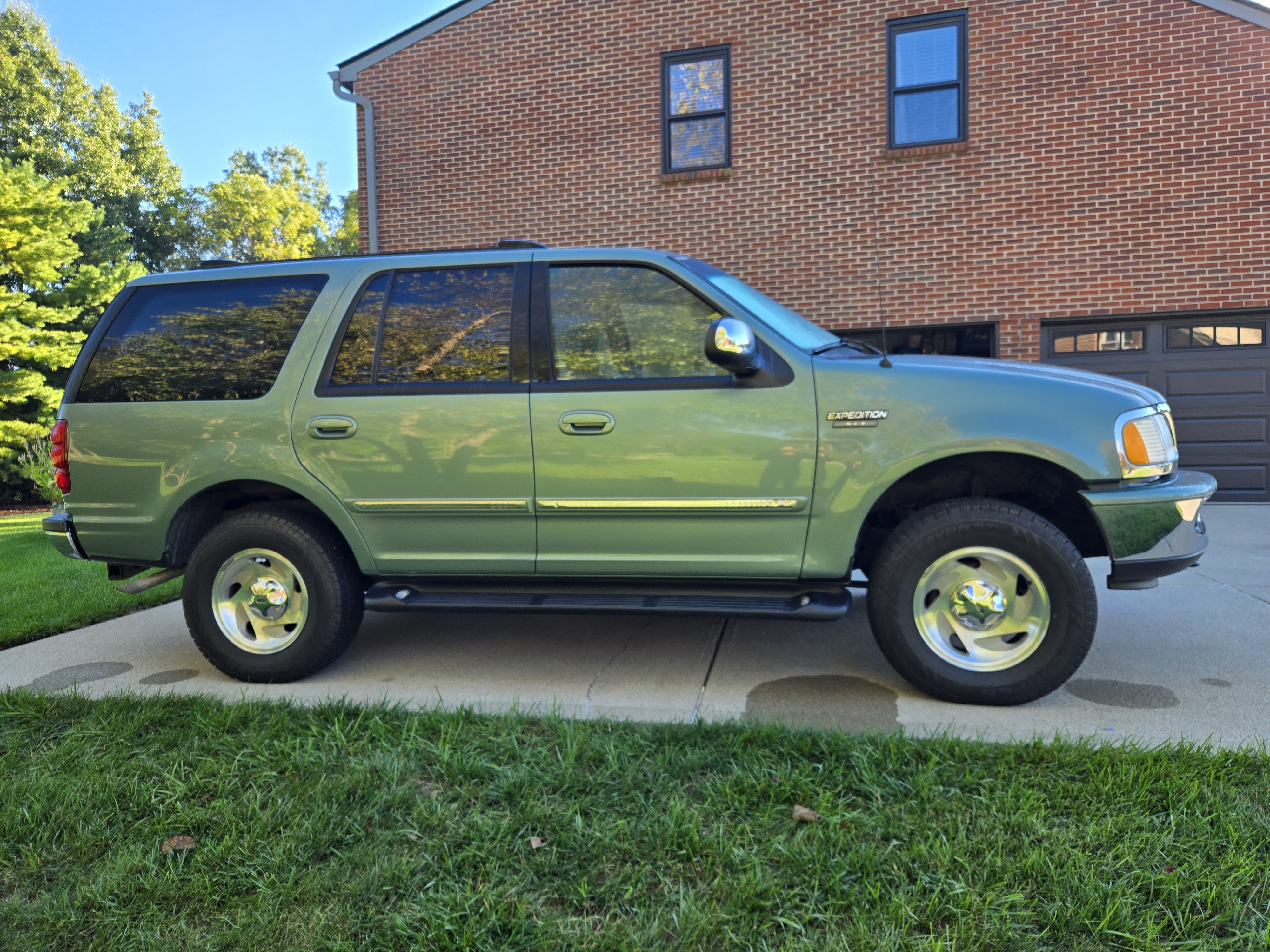 Used 1998 Ford Expedition 4WD image 2