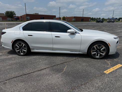 Used 2023 BMW i7 xDrive60 w/ Executive Package 2 AWD/4WD image 5