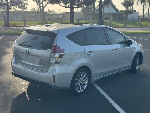 Used 2017 Toyota Prius V Five image 6