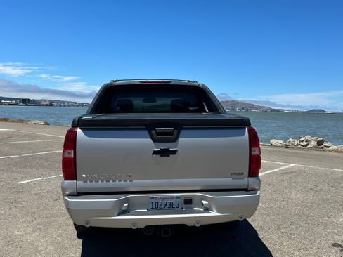 Used 2011 Chevrolet Avalanche LT w/ Luxury Package AWD/4WD image 6