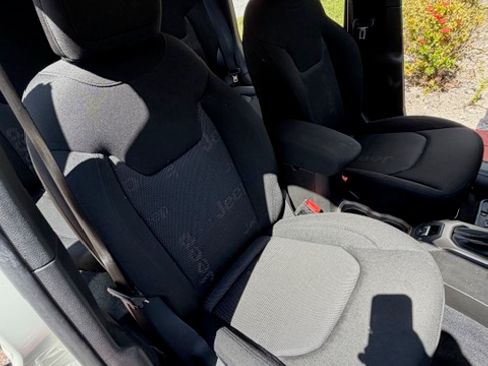 Used 2016 Jeep Renegade Latitude w/ Cold Weather Group AWD/4WD image 12