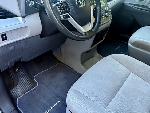 Used 2020 Toyota Sienna L image 15