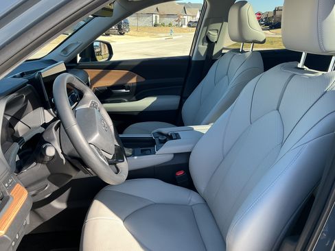 Used 2025 Toyota Grand Highlander AWD image 20