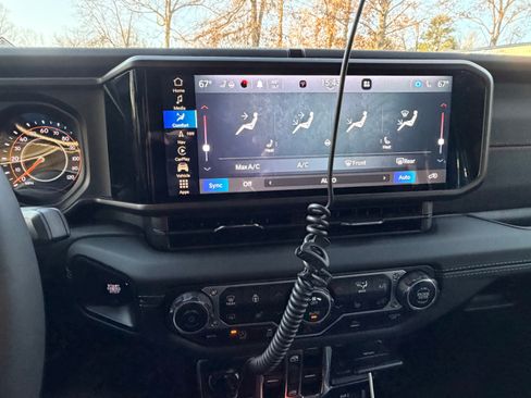 Used 2024 Jeep Wrangler Unlimited Rubicon w/ Technology Group image 14