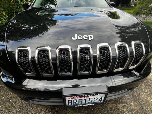 Used 2018 Jeep Cherokee Latitude Plus AWD/4WD image 13