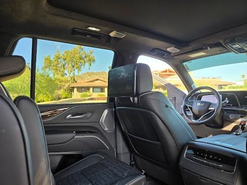 Used 2022 Cadillac Escalade Sport Platinum w/ LPO, ONYX Package image 4