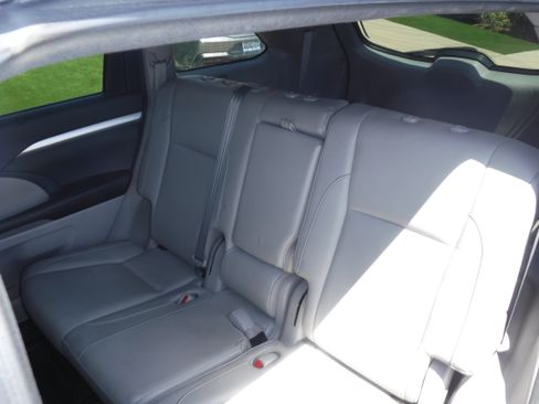 Used 2017 Toyota Highlander XLE w/ Carpet Mat Package FWD image 8