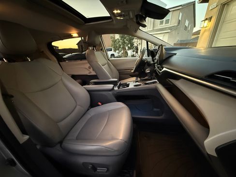 Used 2021 Toyota Sienna XLE w/ XLE Plus Package image 11