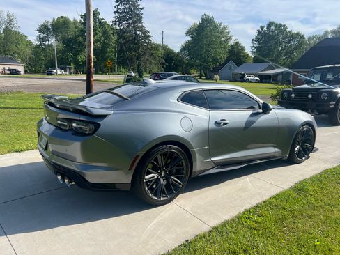 Used 2019 Chevrolet Camaro ZL1 RWD image 4