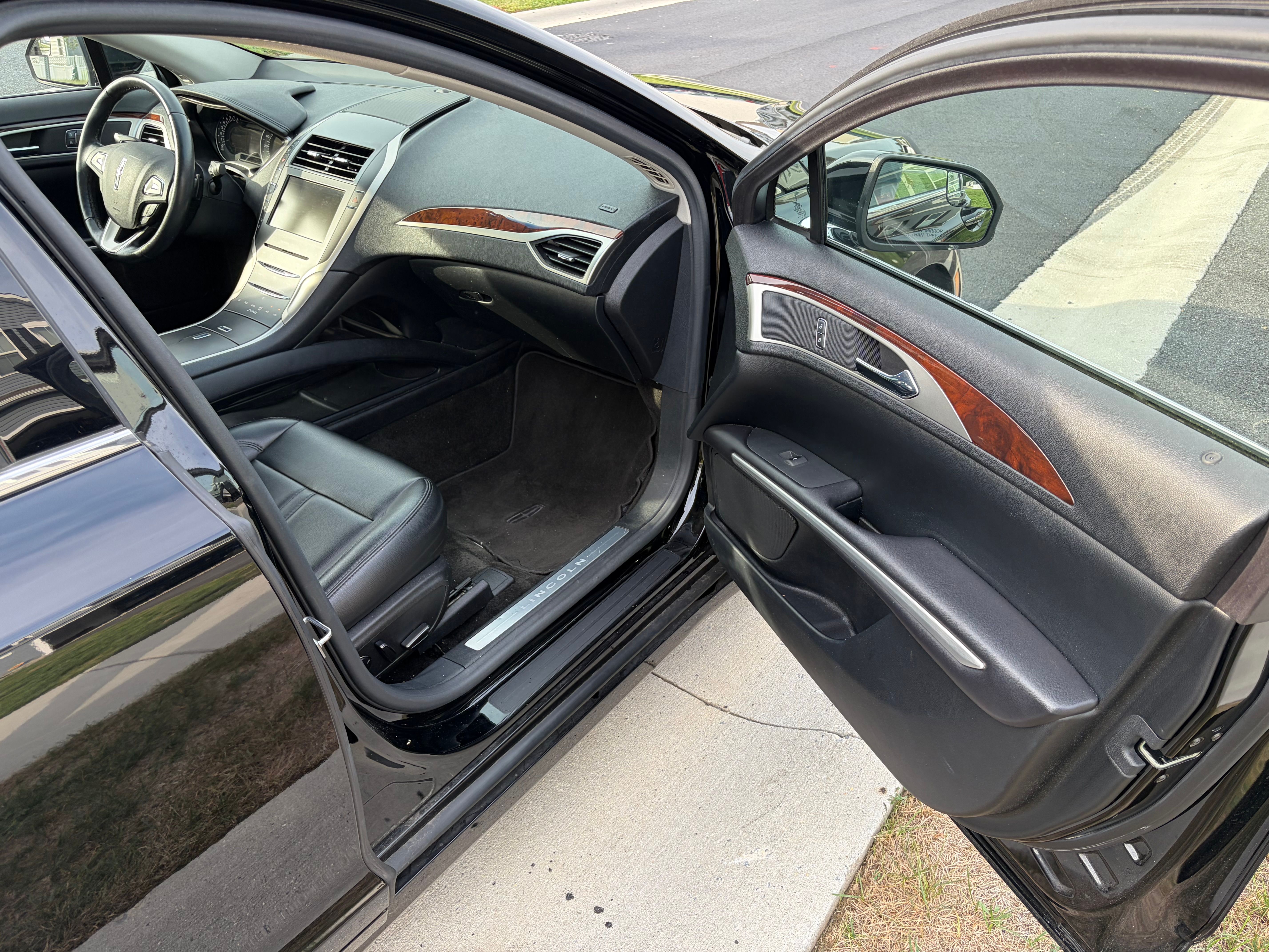 Used 2016 Lincoln MKZ FWD image 17