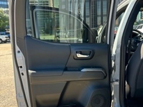 Used 2019 Toyota Tacoma TRD Off-Road image 8