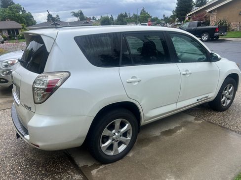 Used 2013 Toyota RAV4 EV image 4