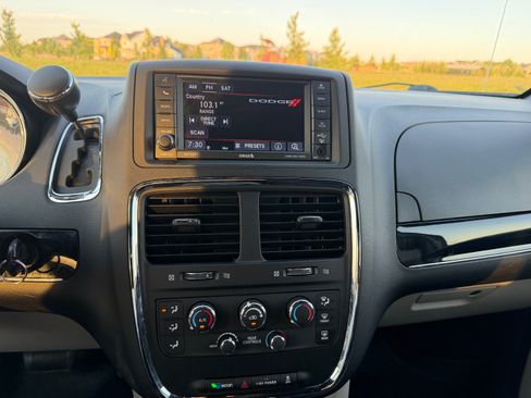 Used 2014 Dodge Grand Caravan SE FWD image 8