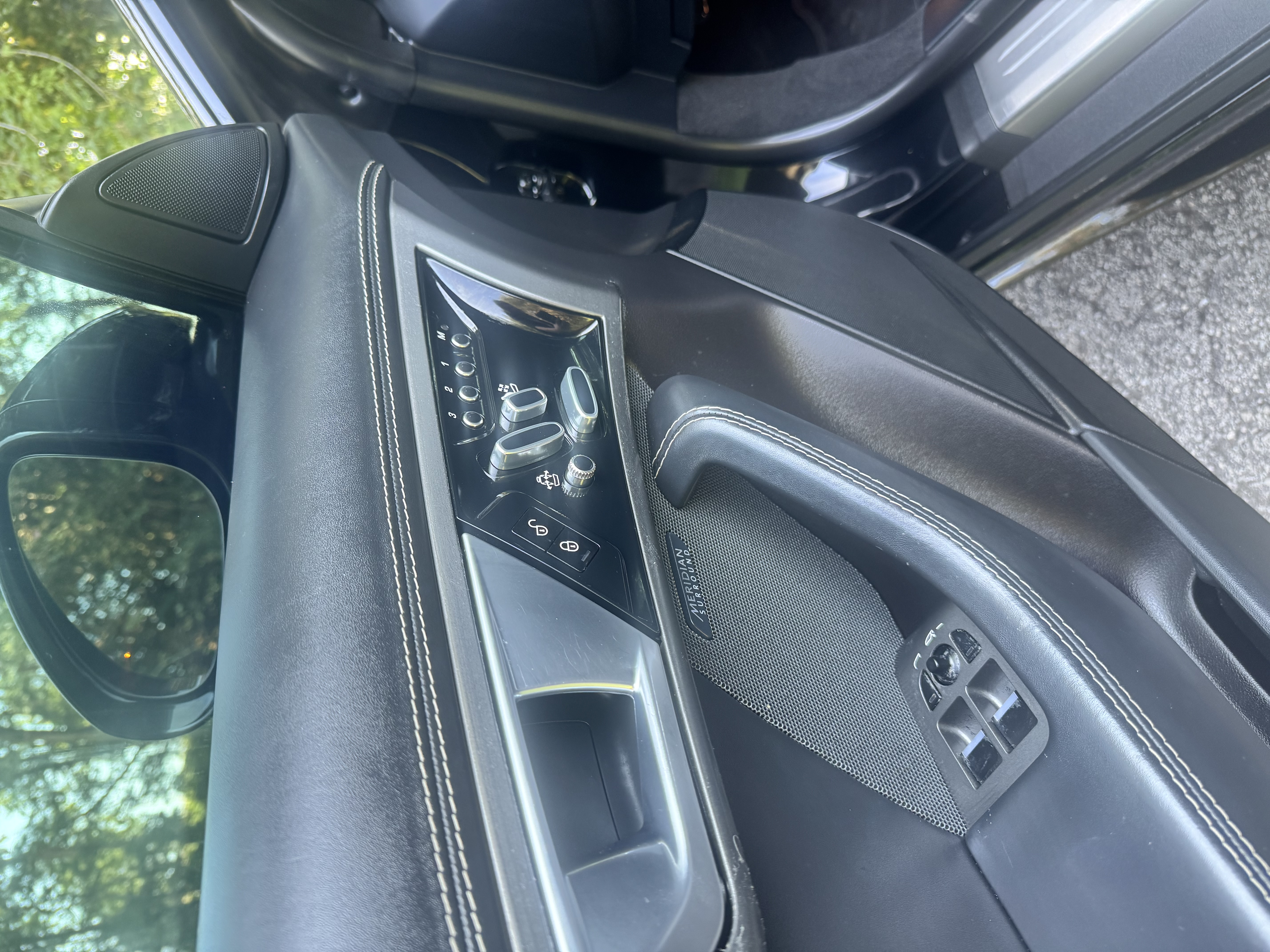 Used 2015 Jaguar F-TYPE R RWD image 11