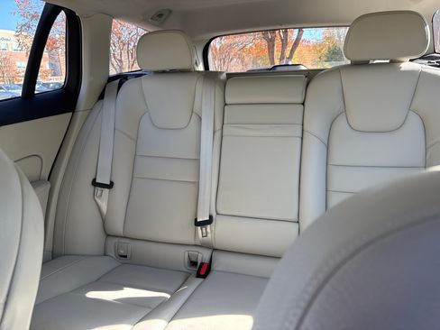 Used 2020 Volvo V60 T5 Momentum w/ Protection Package Premier image 9