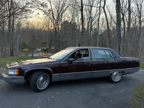 Used 1993 Cadillac Fleetwood Sedan RWD image 2