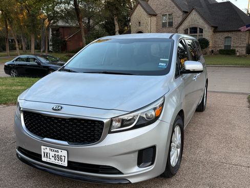 Used 2016 Kia Sedona L image 1