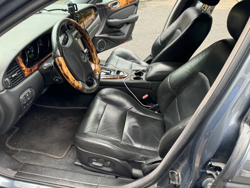 Used 2004 Jaguar XJR image 23