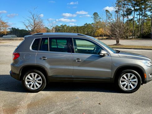 Used 2010 Volkswagen Tiguan SE image 12