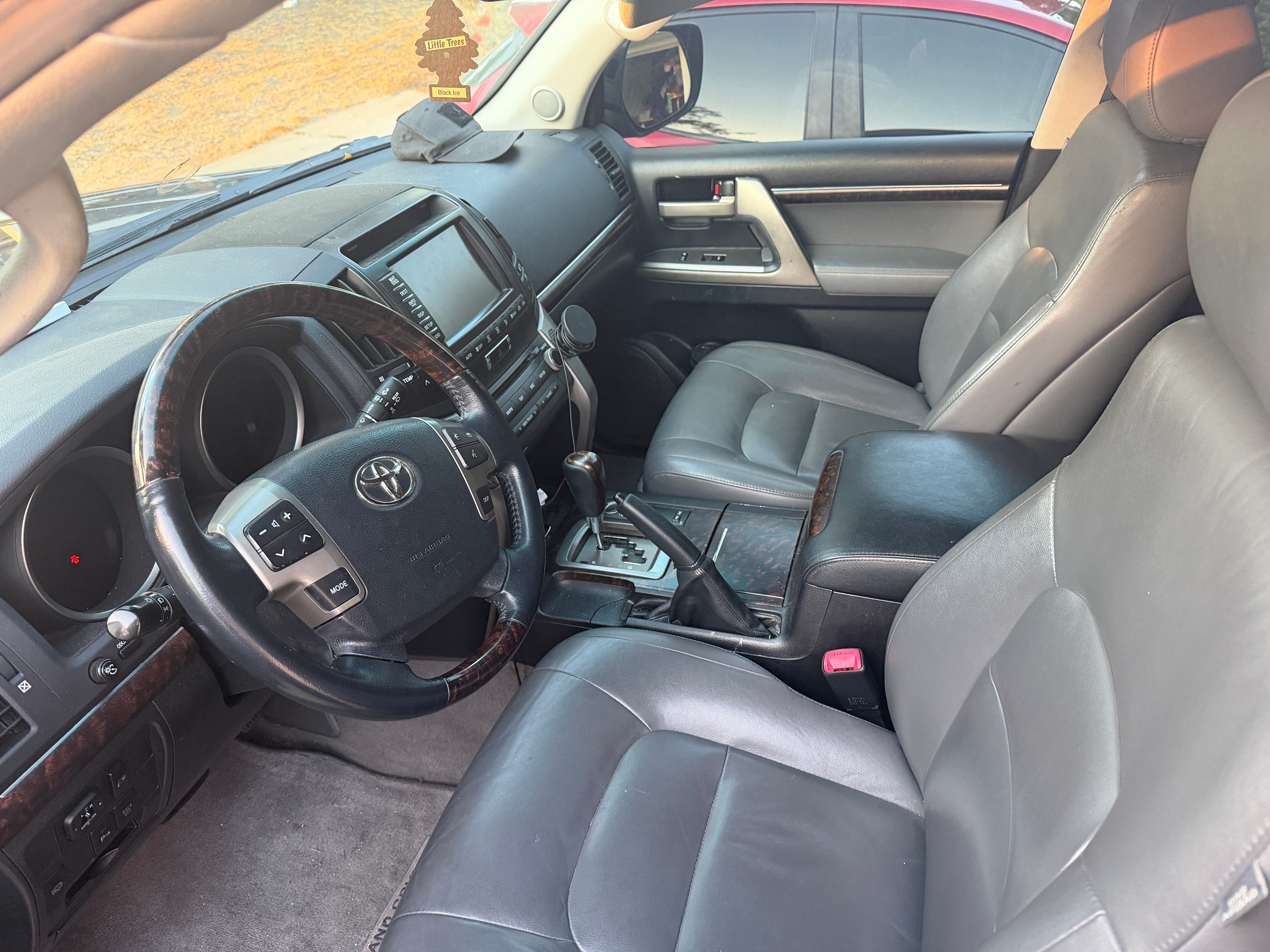 Used 2011 Toyota Land Cruiser w/ Upgrade Pkg AWD/4WD image 17
