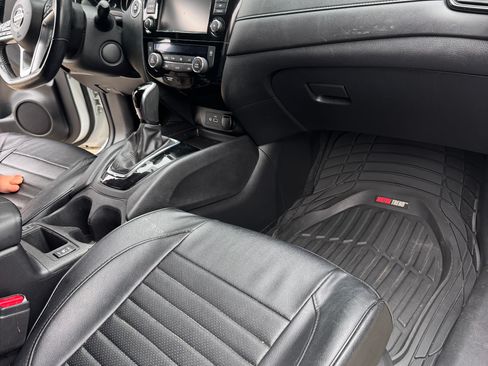 Used 2018 Nissan Rogue SV image 6