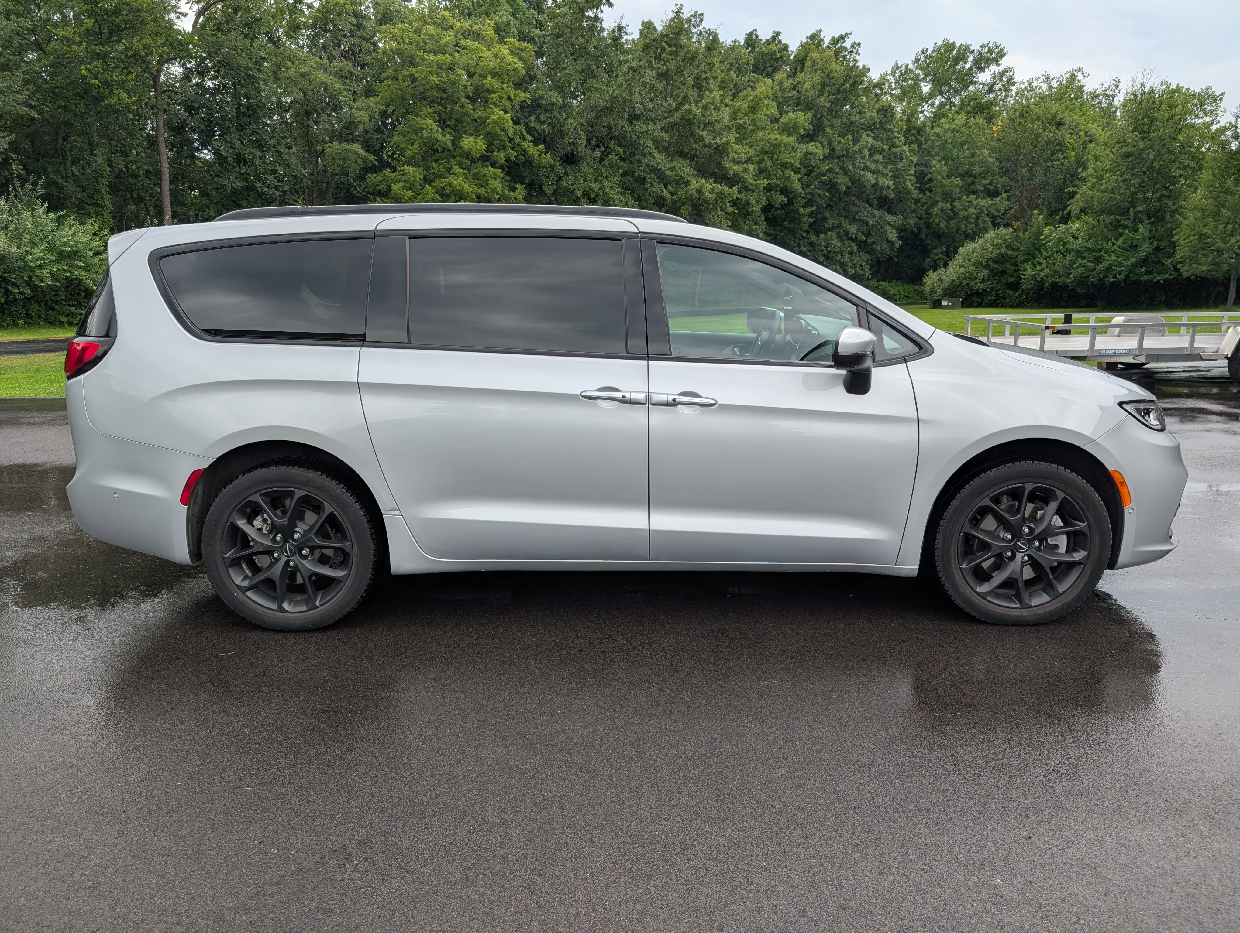 Used 2023 Chrysler Pacifica Touring-L w/ S Appearance Package AWD/4WD image 2