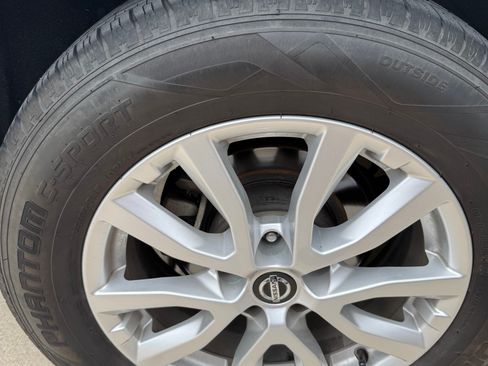 Used 2018 Nissan Rogue SV FWD image 8