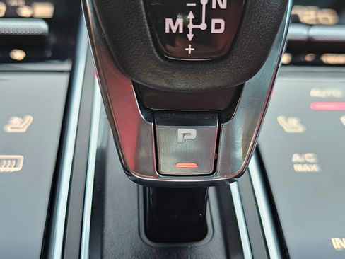 Used 2018 Porsche Panamera image 16