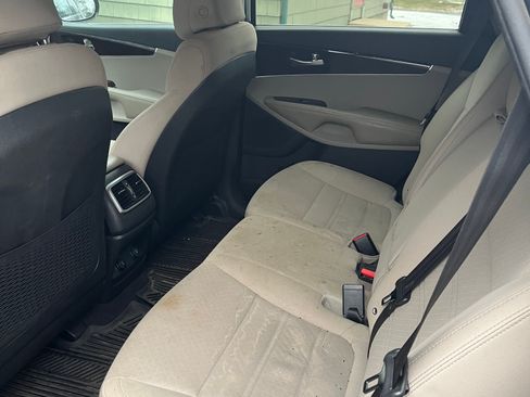 Used 2017 Kia Sorento LX image 9