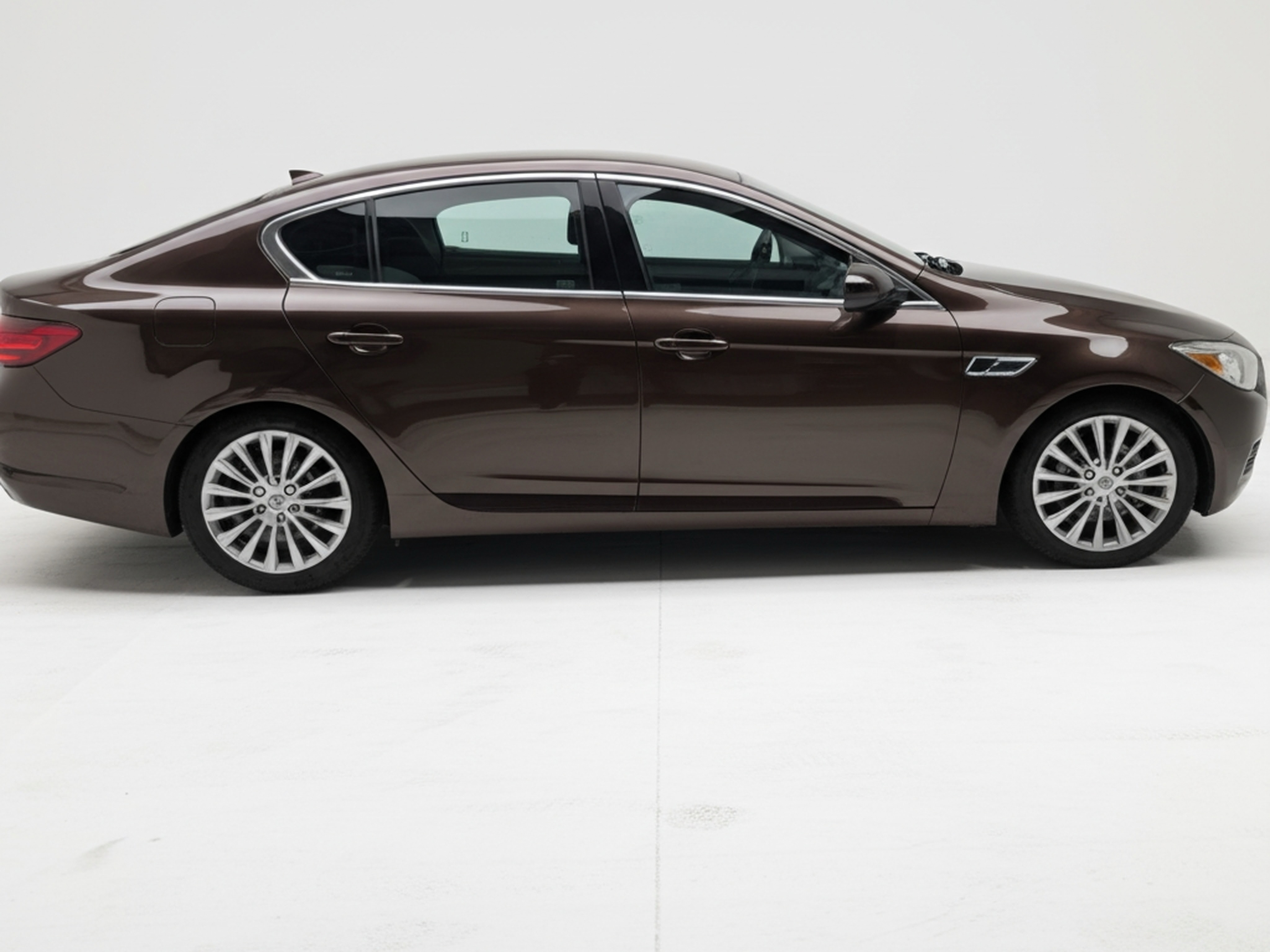 Used 2015 Kia K900 Luxury w/ VIP Package (Discontinued) RWD image 2