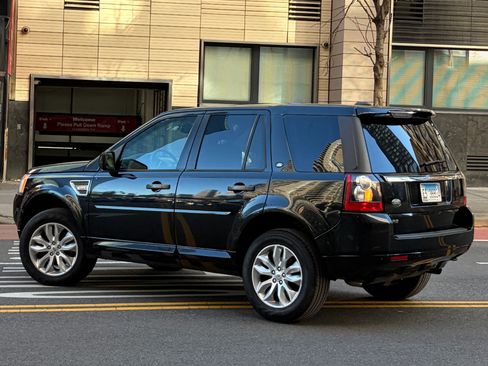 Used 2011 Land Rover LR2 HSE image 1