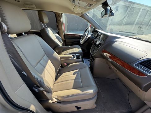 Used 2013 Chrysler Town & Country Touring-L w/ Driver Convenience Group image 12