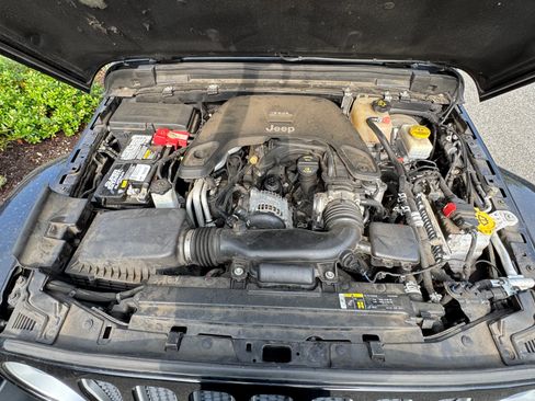 Used 2019 Jeep Wrangler Unlimited Sahara w/ Uconnect 4C Nav & Sound Group image 9