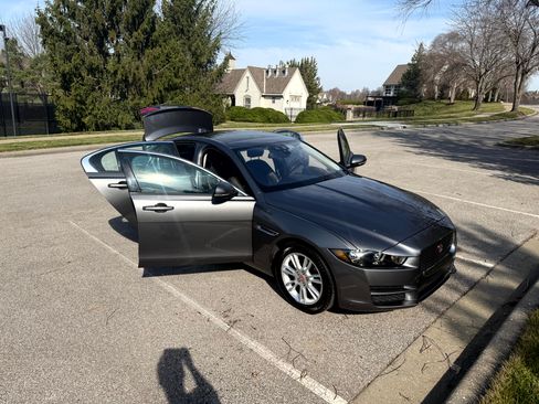 Used 2017 Jaguar XE Premium image 8