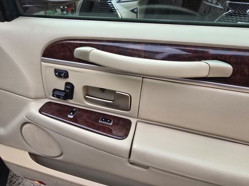 Used 2006 Lincoln Town Car Signature Limited image 14