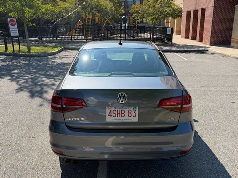 Used 2017 Volkswagen Jetta SE FWD image 4