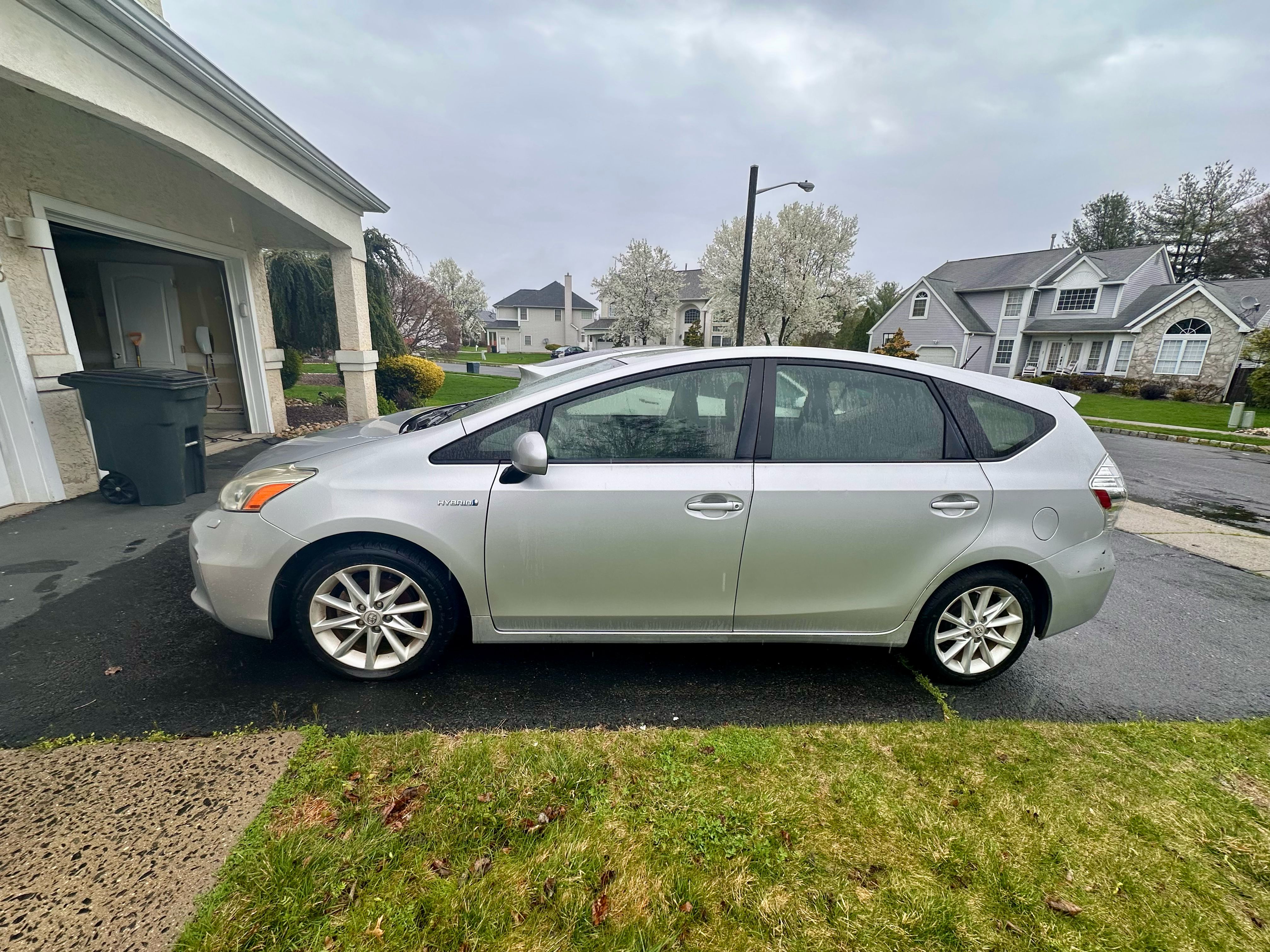 Used 2012 Toyota Prius V Five FWD image 2