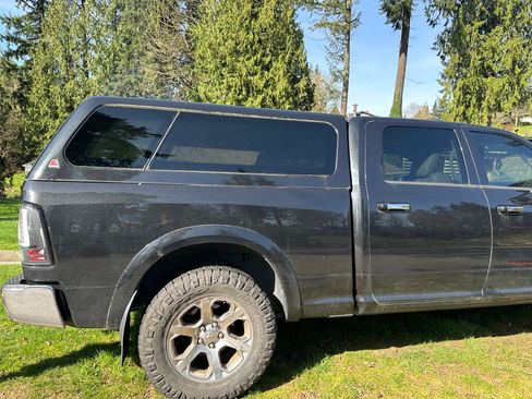 Used 2015 RAM 1500 Laramie w/ Convenience Group image 9