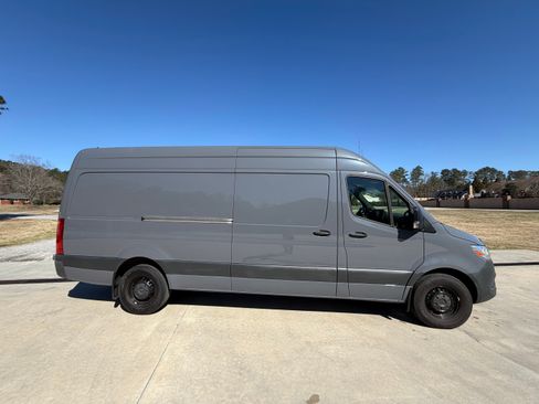 Used 2022 Mercedes-Benz Sprinter 2500 image 2