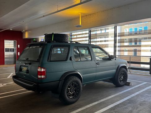 Used 1996 Nissan Pathfinder SE image 4
